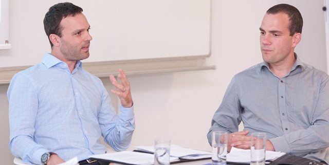 Johannes Leitner und Hannes Meissner diskutieren miteinander