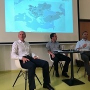 3 Männer sitzen beim Business Talk Black Sea Region und diskutieren zum Thema politisches Risiko