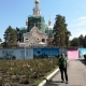 Hannes Meissner steht vor einer Kirche in Almaty in Kasachstan